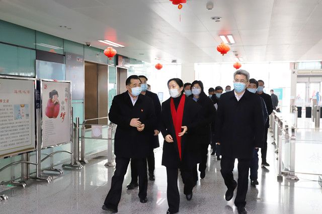 市領(lǐng)導(dǎo)至車站走訪慰問和疫情防控、保供應(yīng)保安全保暢通工作督查
