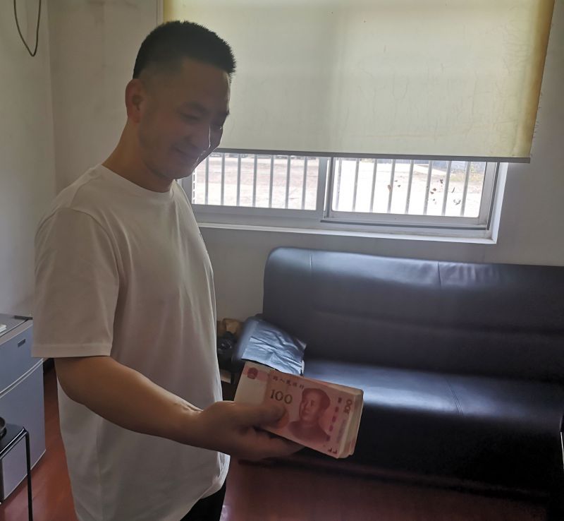 點(diǎn)贊！拾金不昧好的哥 萬元現(xiàn)金物歸原主