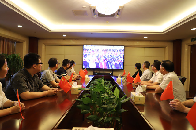 1常運集團公司領導和管理人員一起收看紀念中國人民抗日戰(zhàn)爭暨世界反法西斯戰(zhàn)爭勝利80周年閱兵式直播1